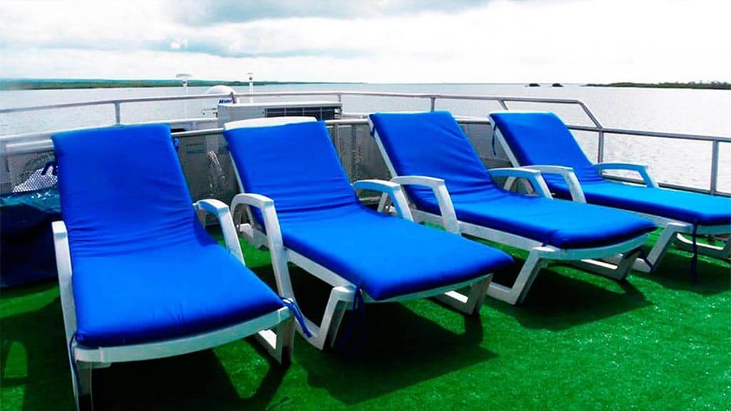 Estrella del mar jacht Galapagos cruise - ligstoelen op zonnedek
