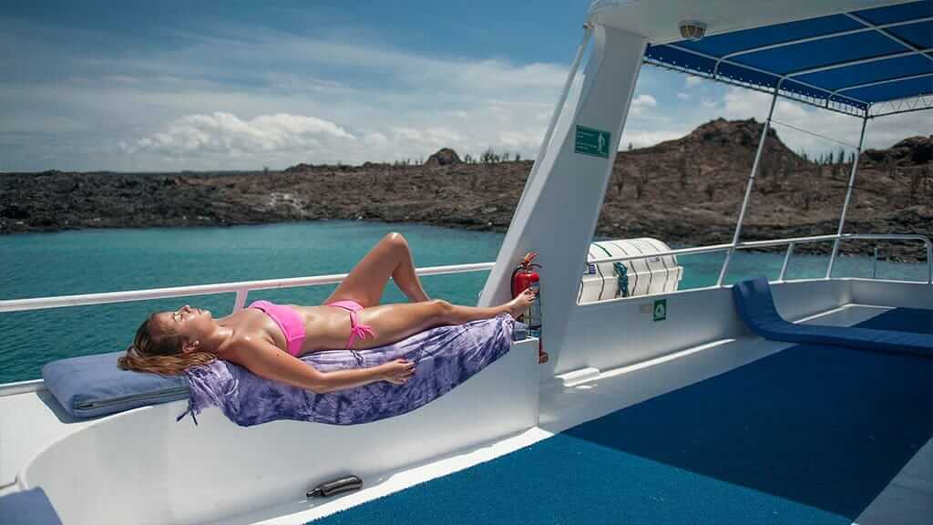 Croisière en yacht Fragata sur l'île des Galapagos - bain de soleil touristique sur la terrasse