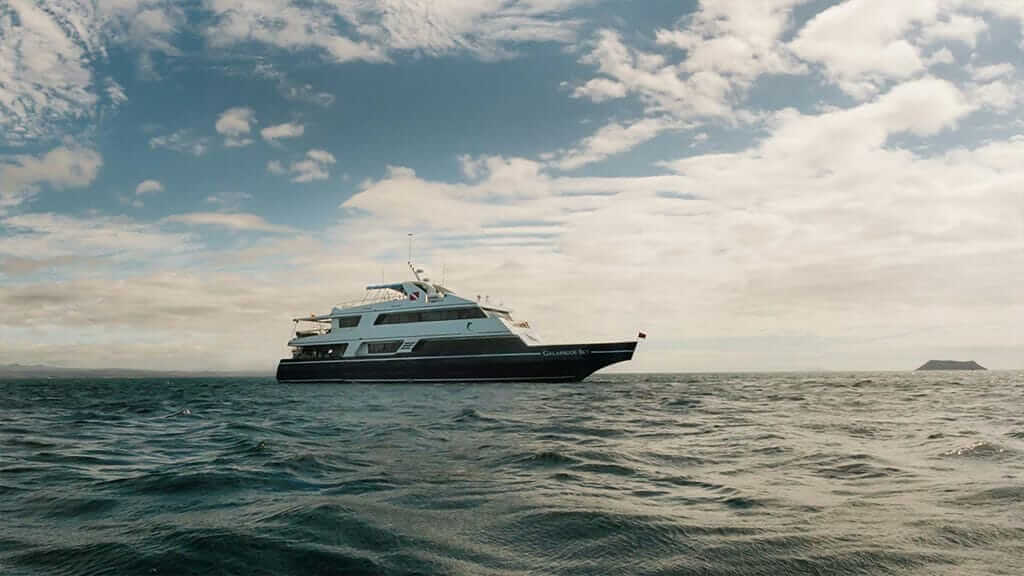 Galapagos Sky Yacht Liveaboard Tauchkreuzfahrt - Seitenansicht des Yachtsegelns