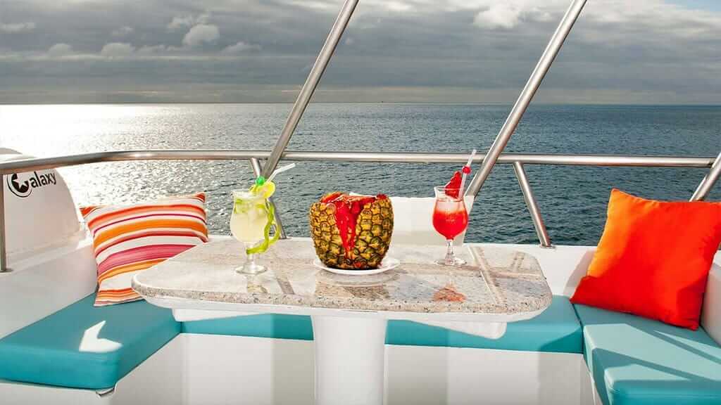 Galaxy Yacht Galapagos Cruise - kleurrijke cocktails bij zonsondergang