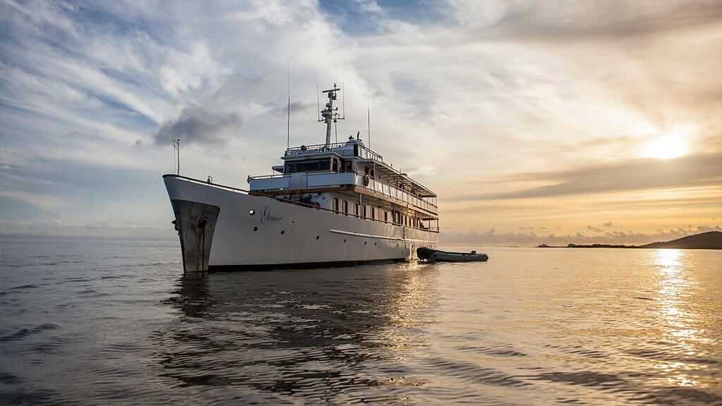 Grace Yacht Galapagos Cruise - vooraanzicht van het schip