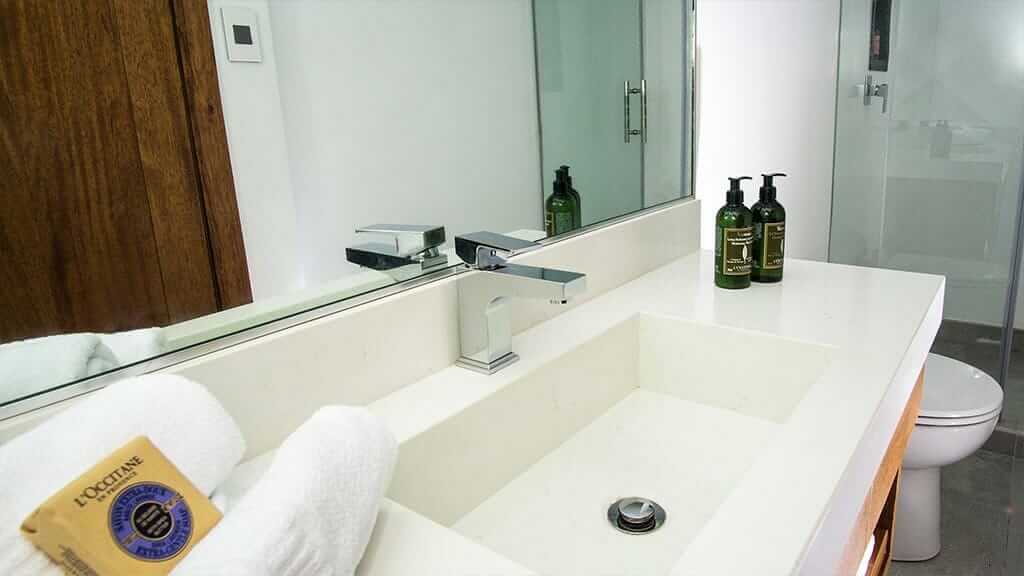 articles de toilette fournis dans les salles de bains des invités de la croisière Infinity Galapagos