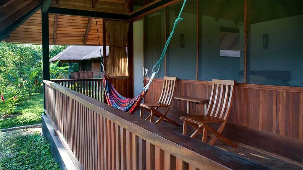 Hütte mit Balkon und Hängematte in der Casa del Suizo Amazon Lodge