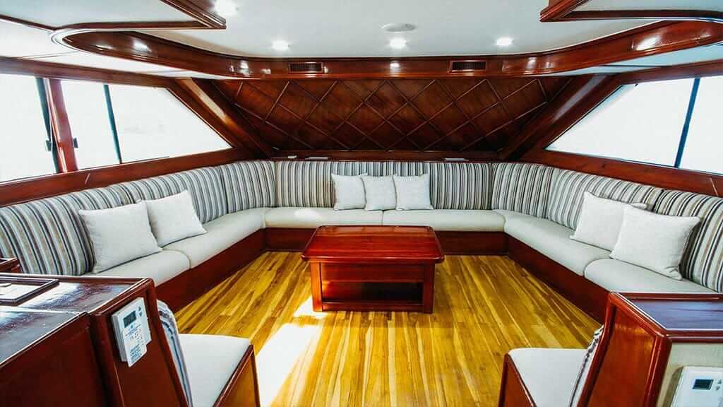 Letty yacht Galápagos - área de salón social con pisos de madera