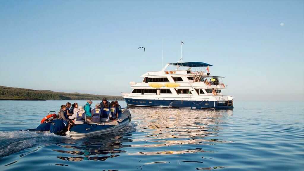 Turistas que regresan al yate Letty después de las excursiones a Galápagos.