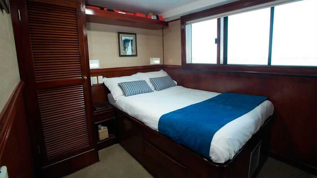 Cabina con cama doble a bordo del yate Letty Galápagos