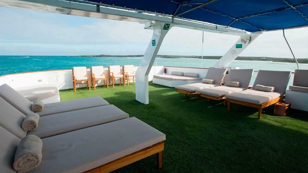 Schattiger Bereich des großen Sonnendecks mit Liegestühlen auf der Letty-Yacht