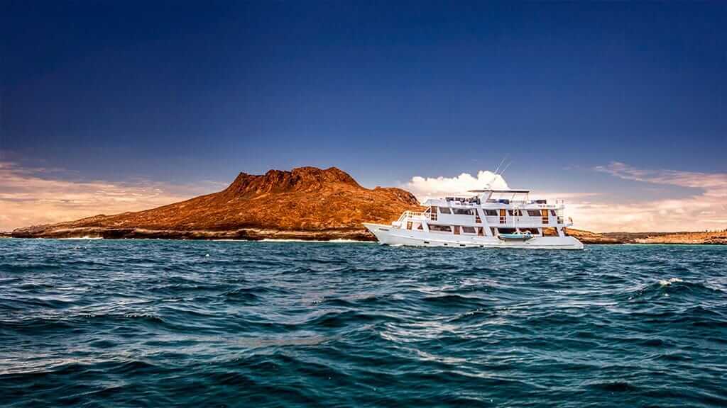 die Monserrat-Yacht, die bei Sonnenuntergang an Sombrero Chino Galapagos vorbeisegelt