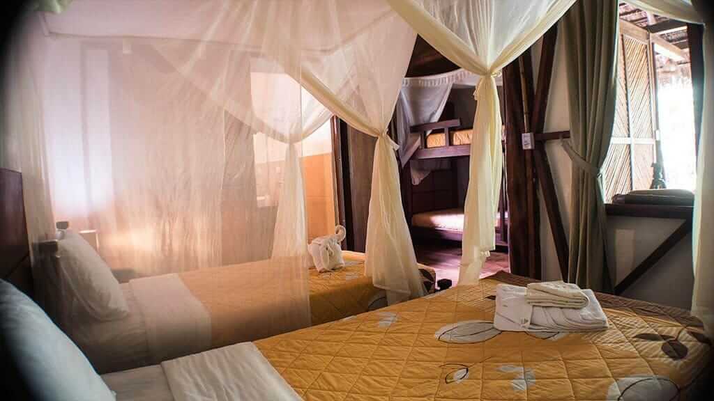 cabaña con dos camas individuales en el centro cultural Napo en la selva amazónica