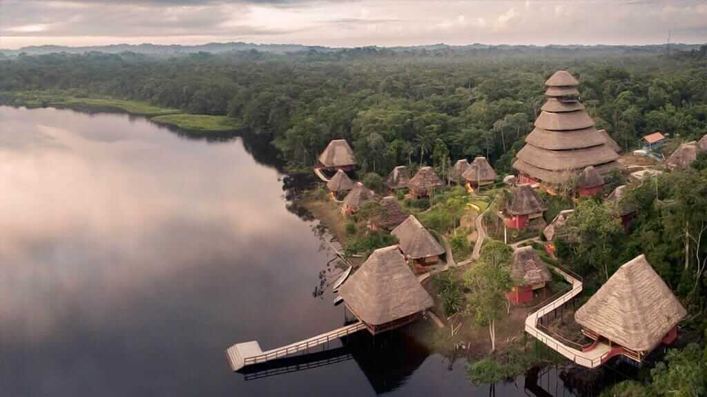 Vista aérea del albergue del centro de vida silvestre napo rodeado de árboles y selva amazónica