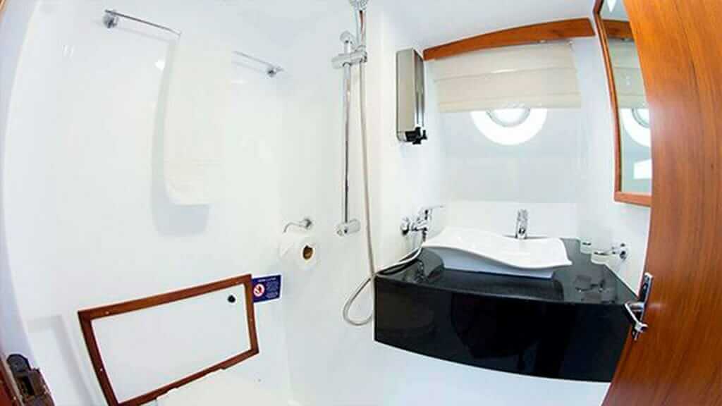 yate nemo 2 crucero galápagos - baño para invitados