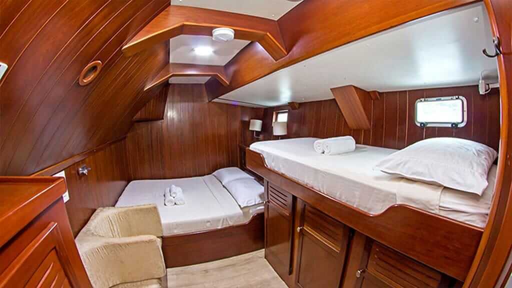 Cabina de invitados con cama doble en el catamarán nemo 3 galápagos
