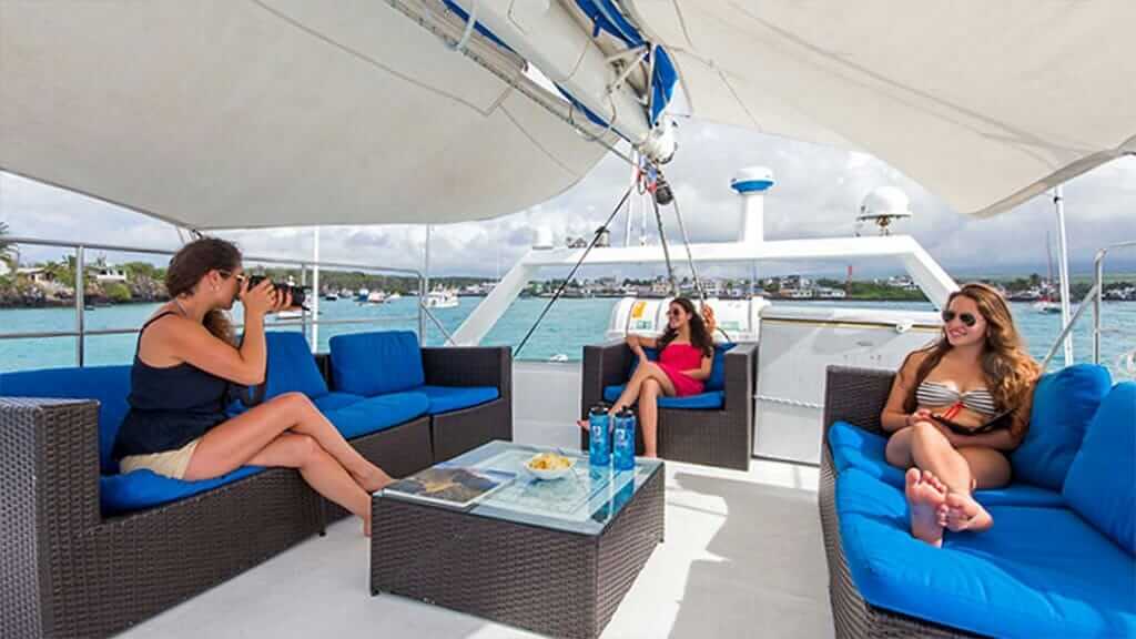 Touristen entspannen auf Sofas auf dem Sonnendeck Nemo 3 Galapagos