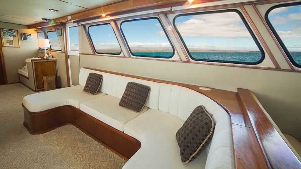 reina silvia yacht galapagos cruise - innenlounge