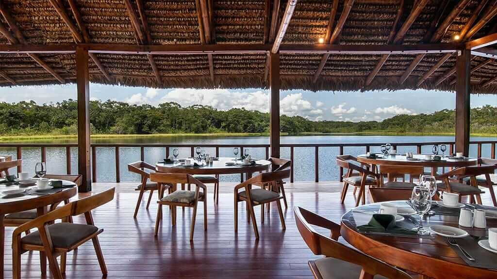 Sacha Lodge Ecuador - openluchtrestaurant met uitzicht op het meer en de jungle