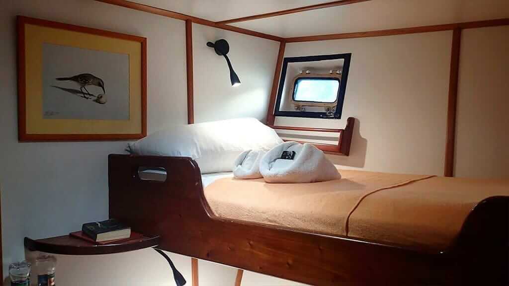 twin bunk bed cabin aboard the Samba yacht