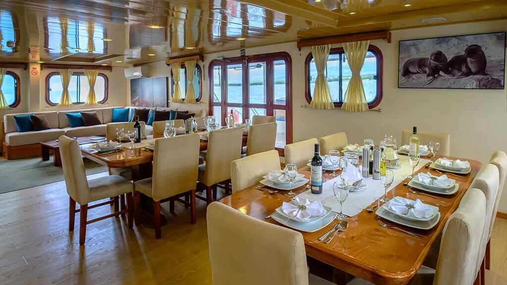 Crucero Seaman Journey Galápagos: mesas de comedor listas para cenar