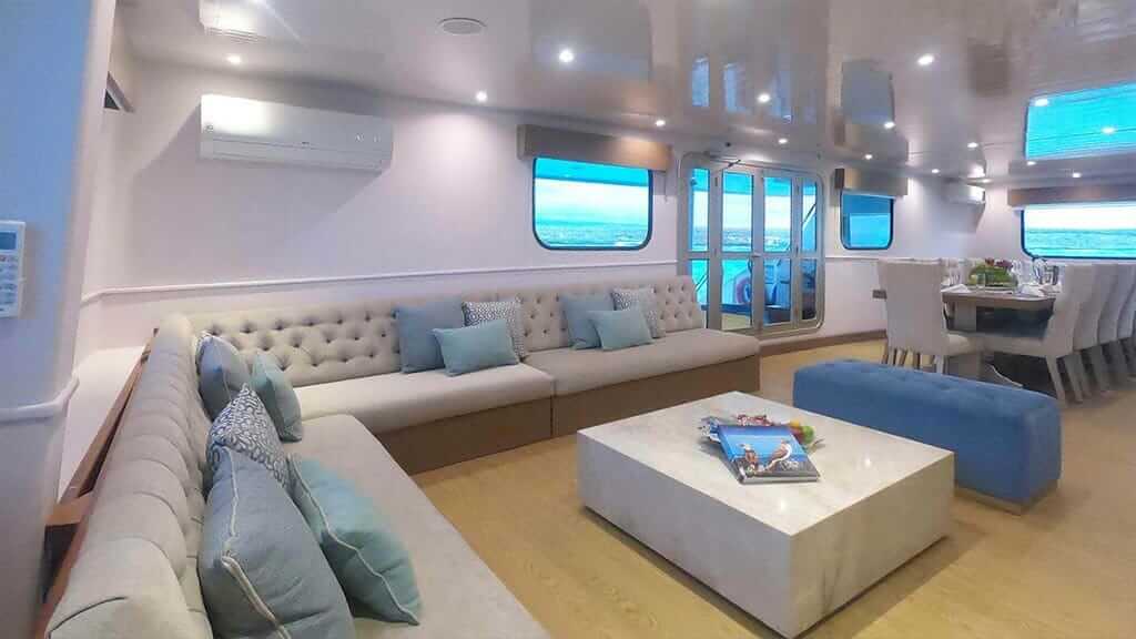 Seaman Journey Galapagos-Kreuzfahrt - Indoor-Lounge-Bereich