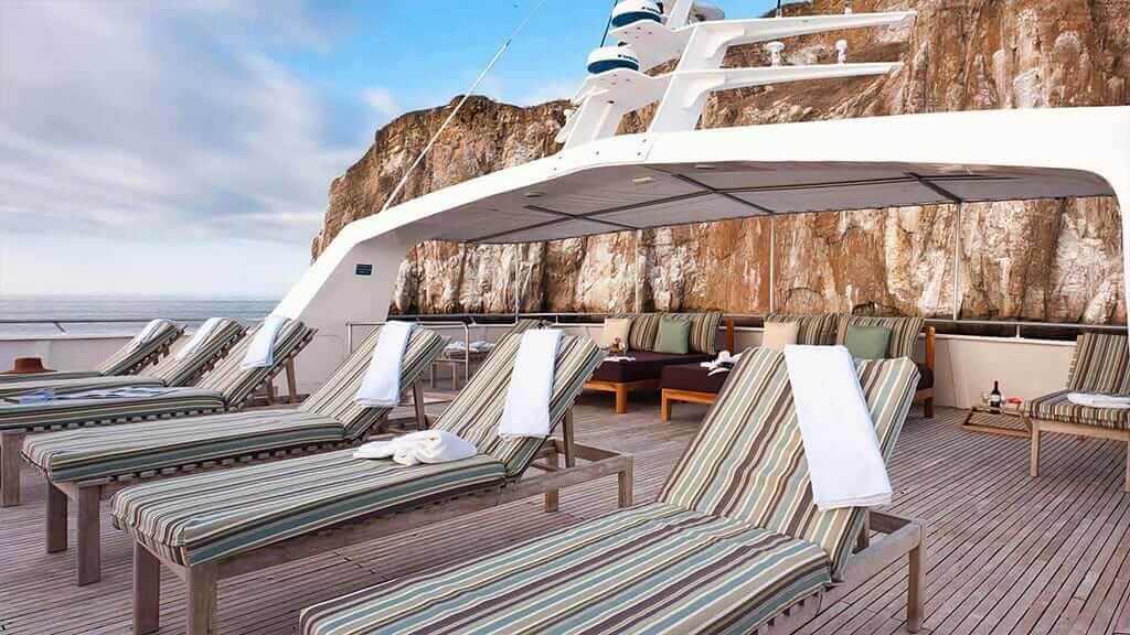 ligstoelen en handdoeken op het panoramische zonnedek van de Seaman Journey-catamaran op Galapagos