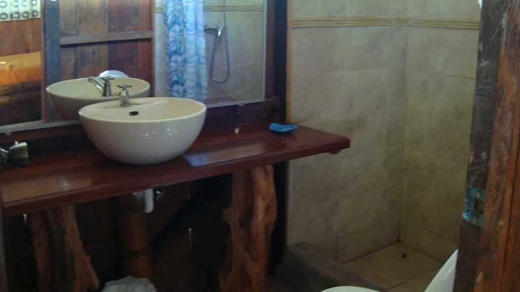 Siona lodge cuyabeno ecuador - guest bathroom and shower