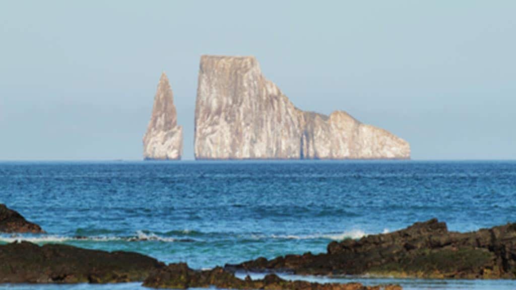Vista del paisaje de kicker rock en el crucero Solaris Galápagos
