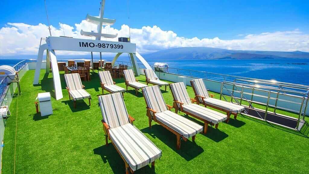 Solaris-Yacht-Sonnendeck mit Liegestühlen und Blick auf die Galapagos-Inseln