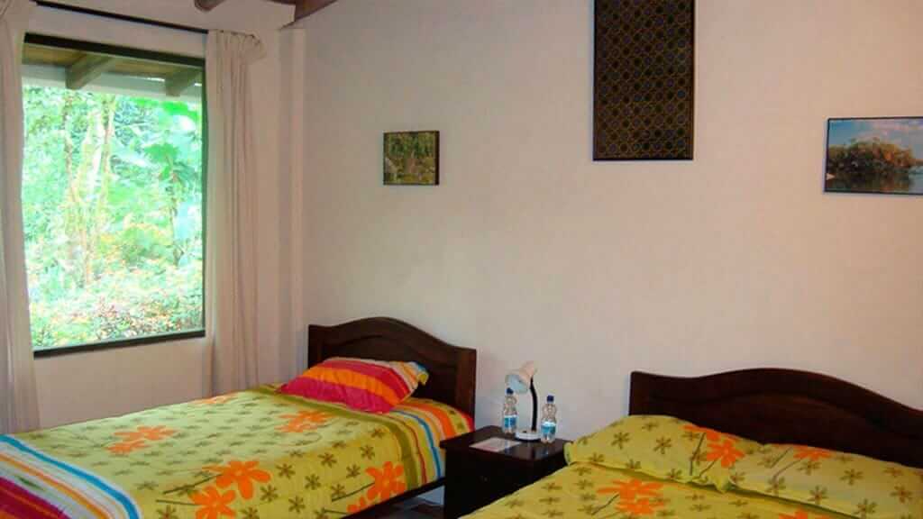 tandayapa lodge slaapkamer met twee eenpersoonsbedden