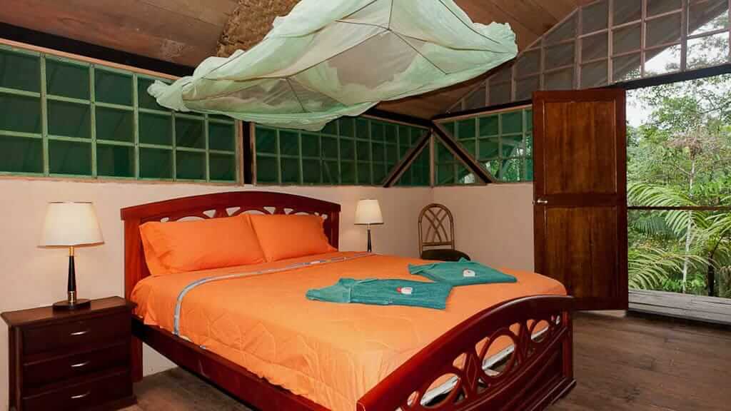 Cabaña con cama doble y mosquiteros en Tapir Jungle Lodge ecuador