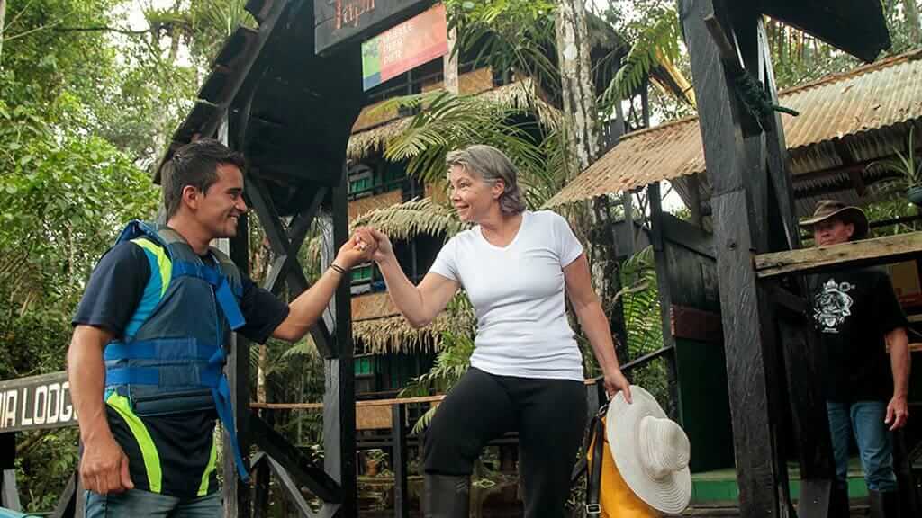 Tourist, der mit Führer bei Tapir Lodge Amazon Ecuador plaudert