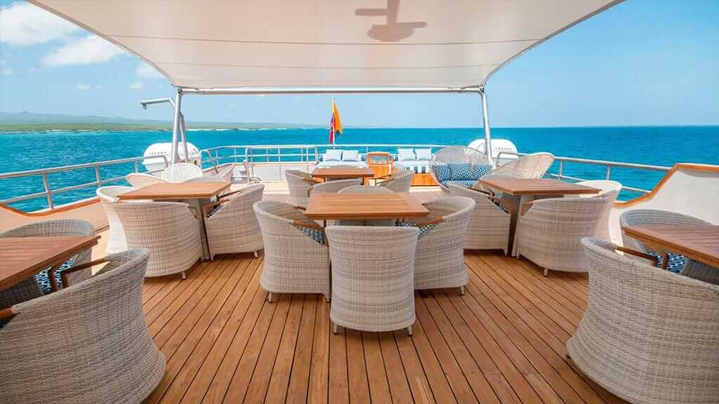 Theory Galapagos yacht - outdoor al fresco dining tables