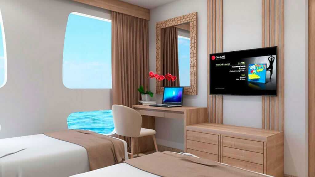 Tiburon Explorer Yacht Twin Gästekabine mit Fernseher und großen Fenstern