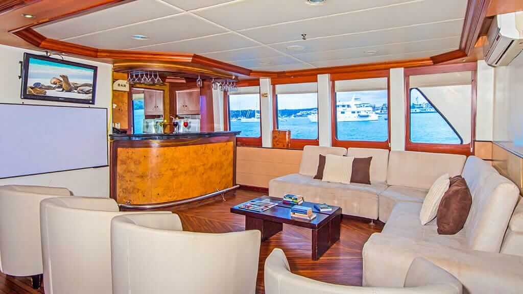 sociale lounge met tv aan boord van de Treasure of Galapagos Cruise