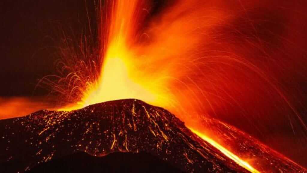 éruption de lave spectaculaire des îles galapagos du volcan loup