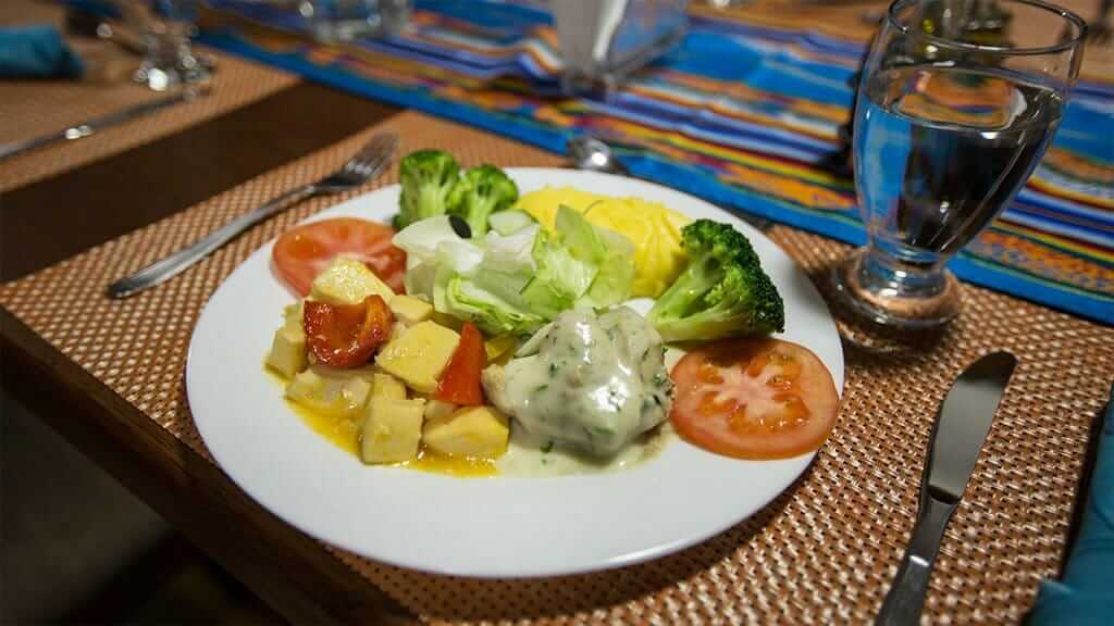 yate xavier galápagos - comida a la hora de la cena