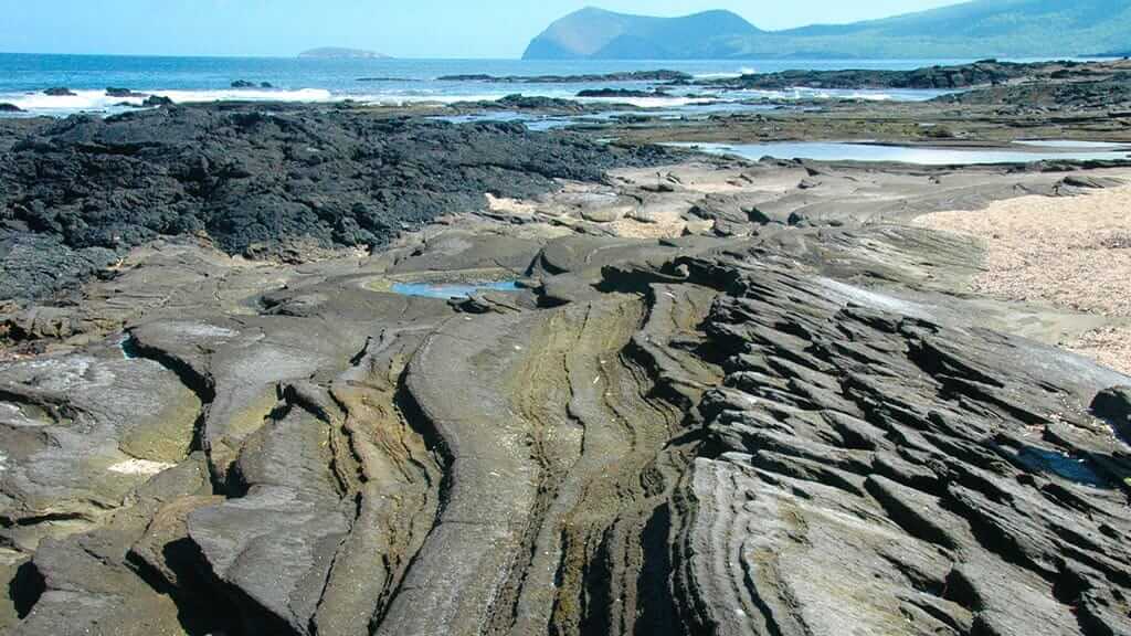 James Bay Galápagos es el hogar de una inusual playa de arena negra.