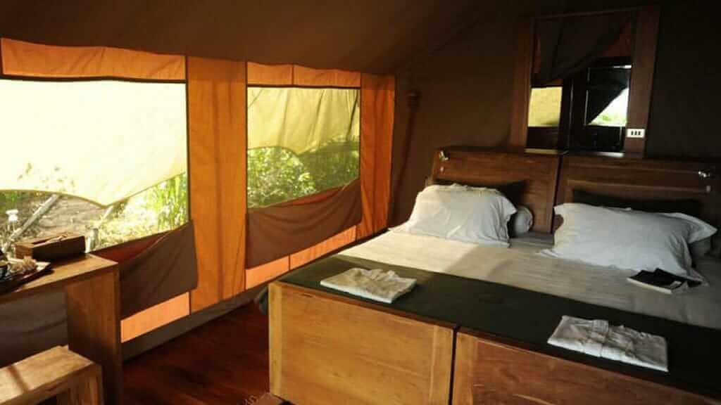 galapagos safari camp tour in tents for island hopping