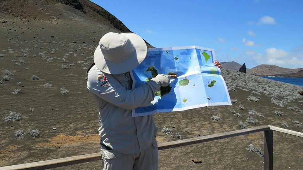 ein Naturführer mit Karte der Galapagos-Inseln