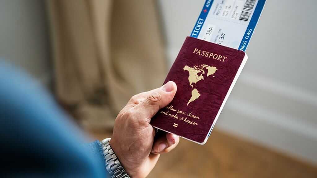 paspoort en vliegticket in de hand klaar om naar de galapagos-eilanden te reizen