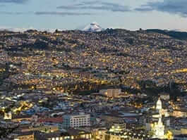 Paisaje colonial de Quito con telón de fondo del volcán Cotopaxi