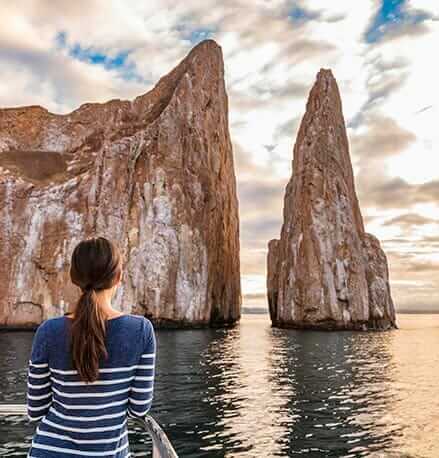 Touristen besuchen Kicker Rock auf den Galapagos-Inseln auf Tour