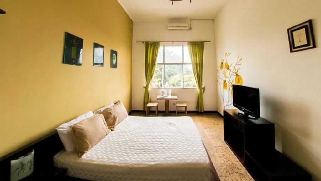 manso guayaquil hotel bedroom with king bed