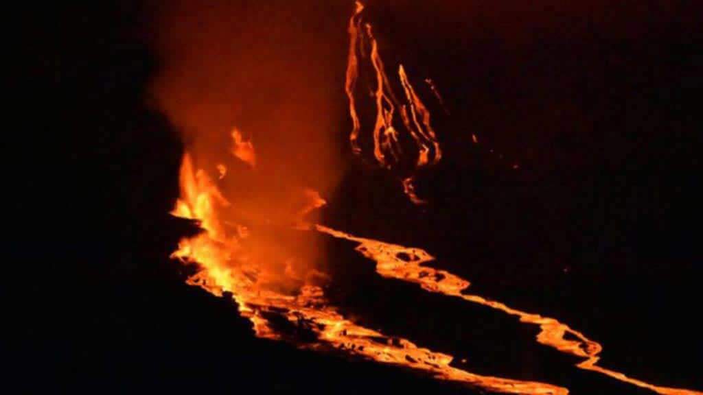 volcans des îles galapagos - coulée de lave du volcan fernandina