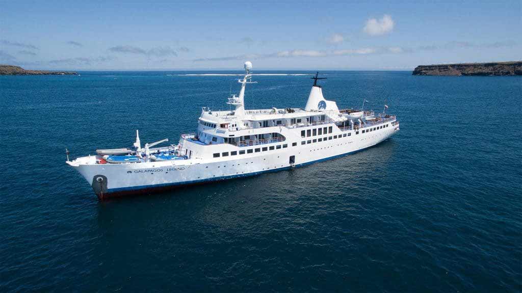 Legende Kreuzfahrtschiff Galapagos-Inseln - Seitenansicht des Schiffes im offenen Wasser