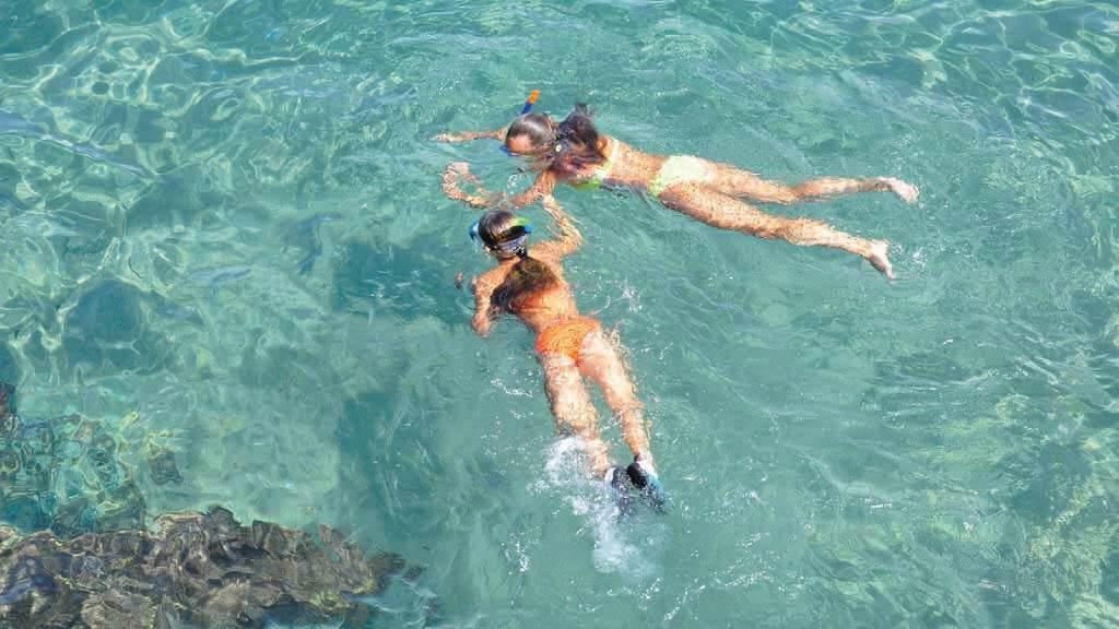 Snorkeling avec des enfants aux îles Galapagos