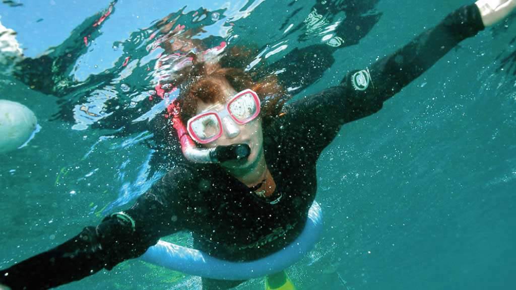 gebruik een wetsuit voor het snorkelen van galapagos, aangezien het water koud kan zijn