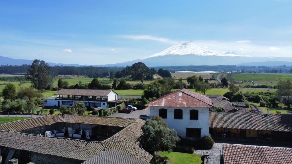 ecuador Hacienda-San-Agustin-de-Callo-with-the-Cotopaxi-volcano