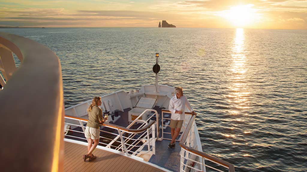 Passengers-aboard-La-Pinta-yacht-watching-the-sunset horizon to avoid seasickness