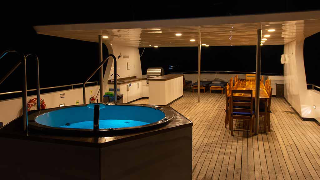calipso yacht kreuzfahrt zu den galapagosinseln - jacuzzy und launge area