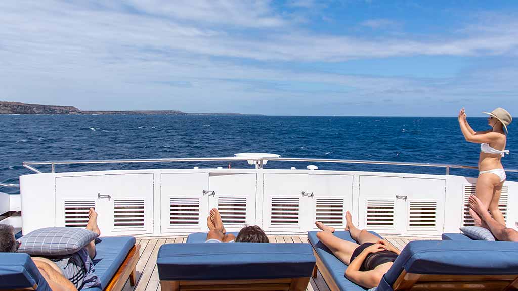 Calipso-Yacht Galapagos-Inseln Kreuzfahrt - Sonnendeck mit Touristen