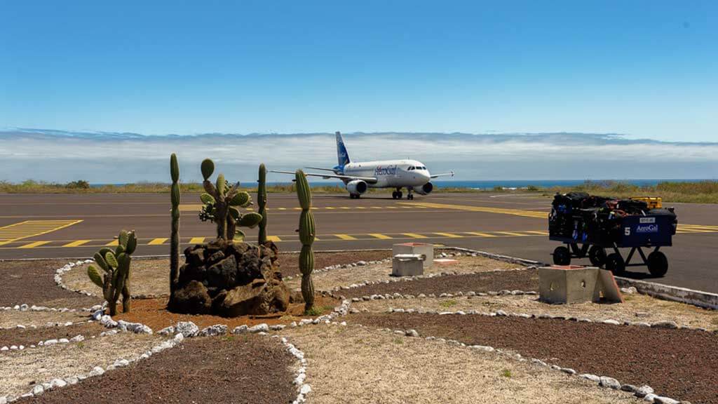 ecuador-galapagos-san-cristobal-airport plane arriving